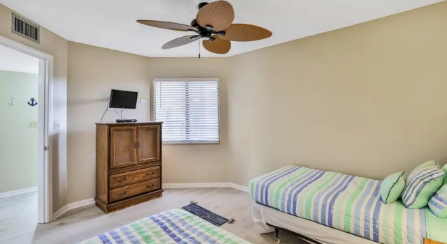 Third Floor Condo With Shared Pool, Free Wifi, Central AC, & Shared Tennis, Rezerwuj Apartament Hotele w Saint Augustine Area z parkingiem, Parking