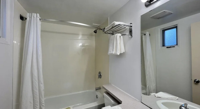 Четырёхместный номер Standard Knights Inn Lethbridge