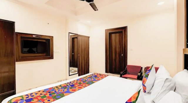 FabHotel Comfort Stay I - 700m from Metro Multispeciality Hospital Noida