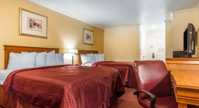 Четырёхместный номер Standard Quality Inn & Suites Gilroy