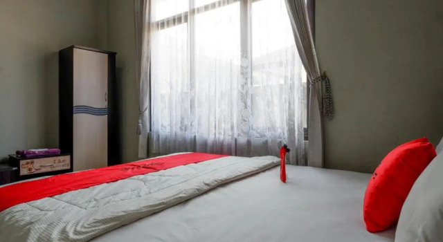 Deluxe chambre RedDoorz Syariah near Menara Kudus