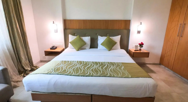 Двухместный номер Deluxe Srinivas Saffron Hotel