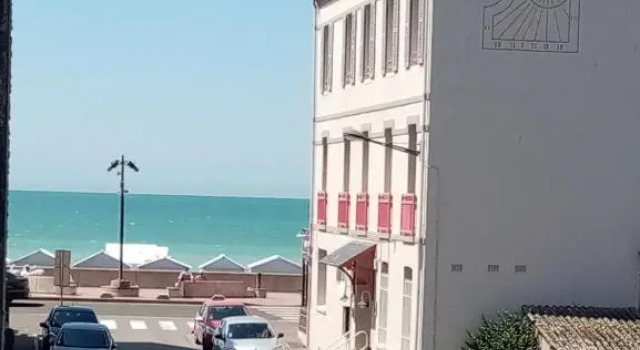 Апартаменты Appartement avec Balcon au 1er étage Vue latérale Mer à 50 mètres de la plage à Mers les Bains.