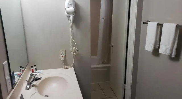 Номер Standard Travelodge by Wyndham Traverse City MI
