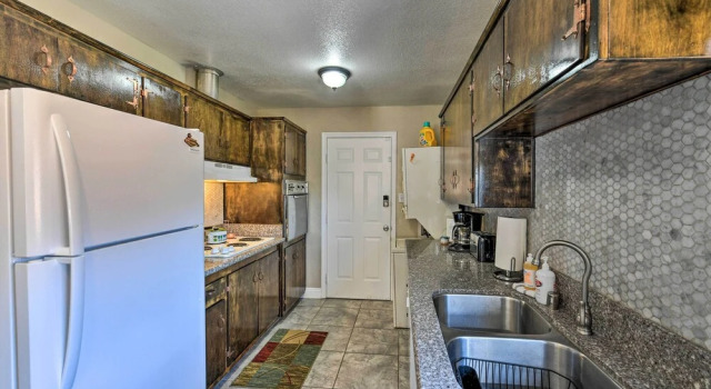 Коттедж с 4 комнатами Vintage Downtown Vegas Retreat < 3 Mi to Strip!