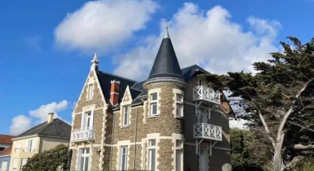 Appartement rénové dans villa d'exception face à la mer