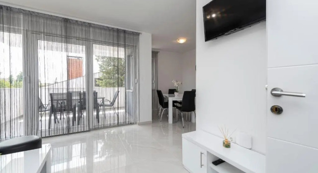 Villa Star 3. centrally located ap. with a pool, Забронировать Вилла Коттеджи Новалья, Коттедж