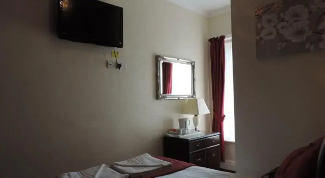 Guyz Hotel
