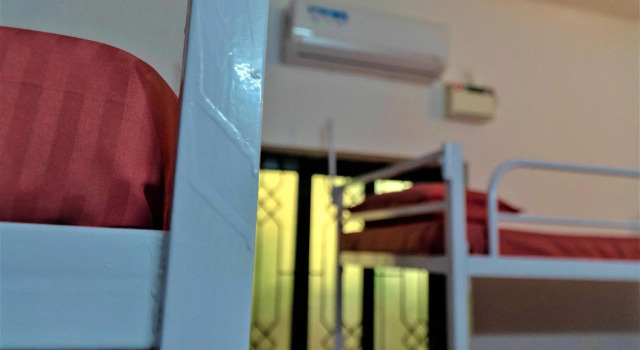 Кровать в общем номере Rootsvilla Hostel Goa