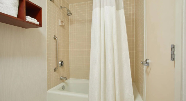 Четырёхместный номер Standard Courtyard by Marriott Atlanta Windy Hill/Ballpark