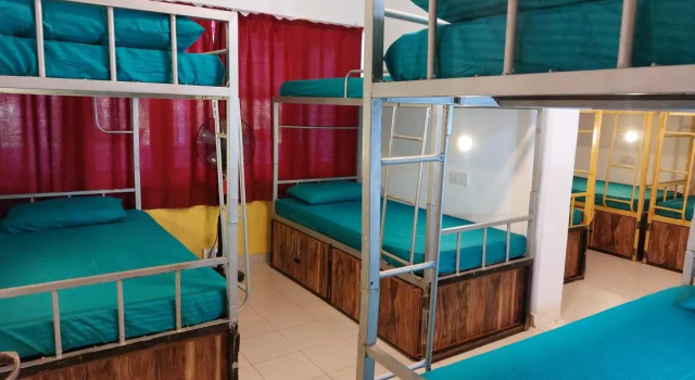 Кровать в общем номере Hostel at Galle Face