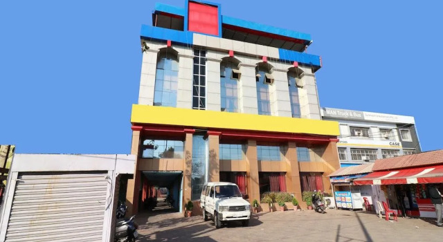 OYO 23341 Hotel Neena Palace
