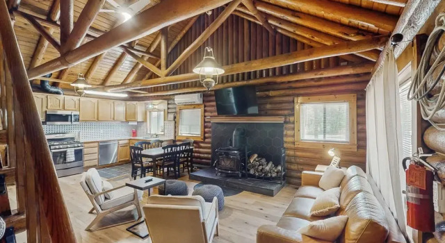 Коттедж 3BR Cabin w/ Loft, Wood Stove, AC & Fire Pit