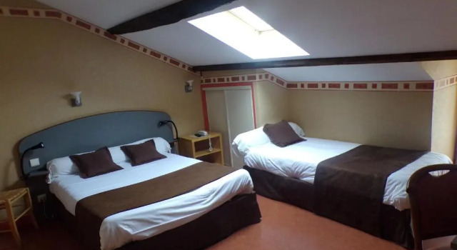 Трёхместный номер Standard Logis Hôtel de France