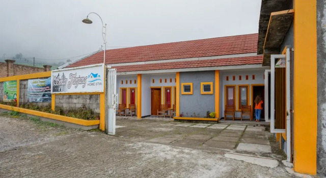 RedDoorz near Candi Cetho Karanganyar, Book Hotel Hoteller og overnatningssteder i Karang, Hotel