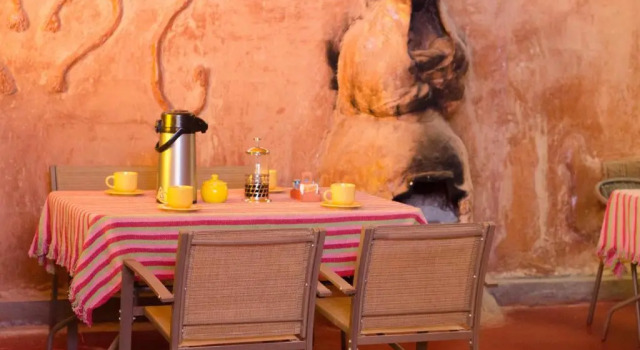 Кровать в общем номере Hostal Alabalti
