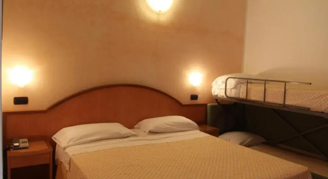 Четырёхместный номер Standard с балконом Hotel Adele