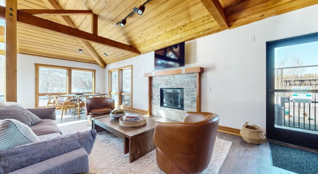 Snowcreek VII 1403 Deluxe Townhouse, Stunning Mountain Views, 2 Car Garage, Washer Dryer by RedAwning