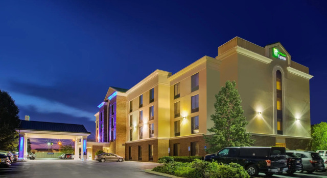 Четырёхместный номер Standard Holiday Inn Express Hotel & Suites Fort Wayne by IHG