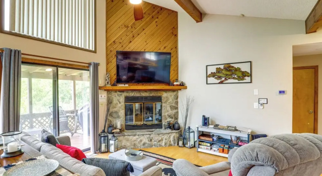 Коттедж Maggie Valley Mountain Escape w/ Fireplace & Deck!