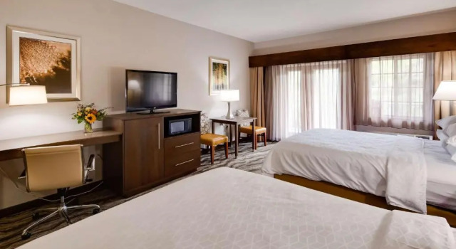 Двухместный номер Standard с балконом Best Western Plus River Escape Sylva / Dillsboro