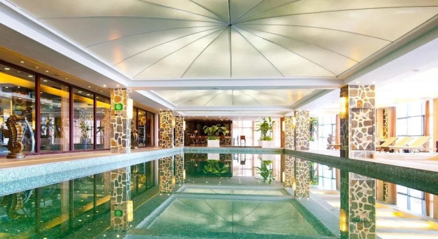 Hangzhou Linan Wonderland Hotel, Rezerwuj Hotel Hotele w Hangzhou z basenem, Basen