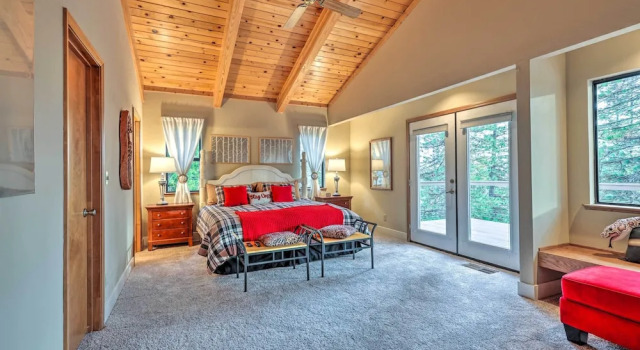 Deck & Views: Pet-friendly Starry Pines Cabin, Reserva ahora Casa o chalet Arnold California