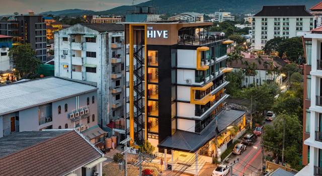 Кровать в общем номере The Hive Chiang Mai Hotel