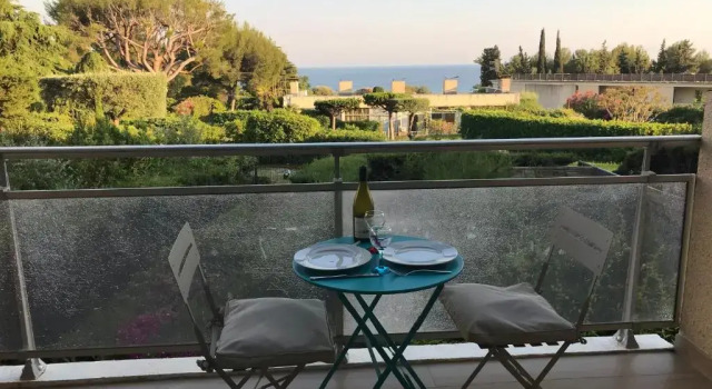 Апартаменты Appartement vue mer et terrasse quartier calme à La Ciotat