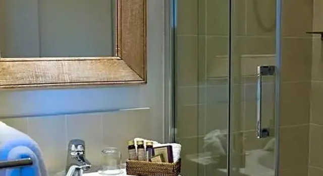Трёхместный номер Standard Hôtel Les Costans, The Originals Relais