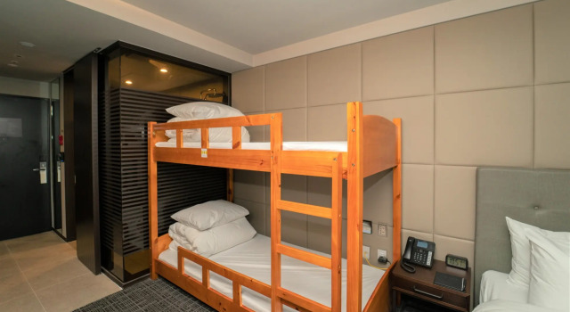 Четырёхместный номер Deluxe Golden Tulip Ever Yongin Hotel