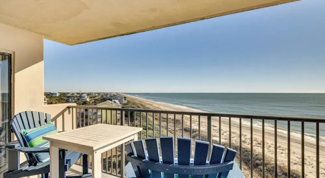 Апартаменты Walk to Beach: Emerald Isle Condo w/ Ocean View!