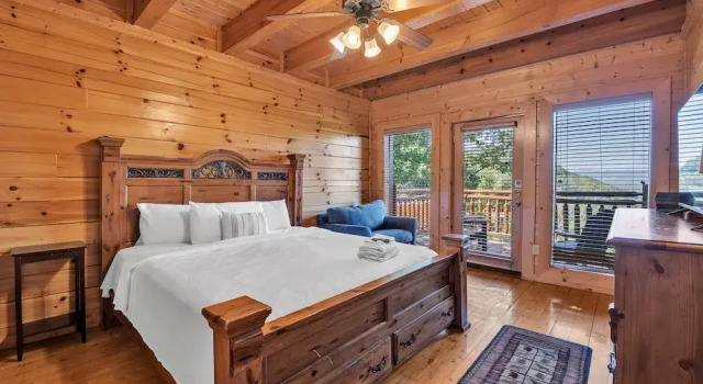 Cabin w/ Theater, Games & Hot Tub! Sleeps 30!