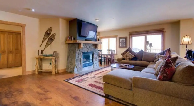 3 Bedroom Condo in River Run with Shared Pool, Hot Tubs, 100 yards to Gondola