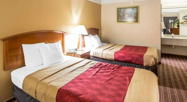 Четырёхместный номер Standard Econo Lodge Knoxville North