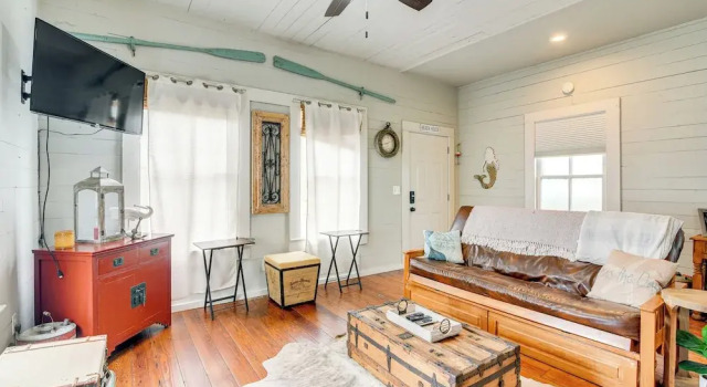 1 Mi to Dtwn Galveston! Home w/ Pet-friendly Yard
