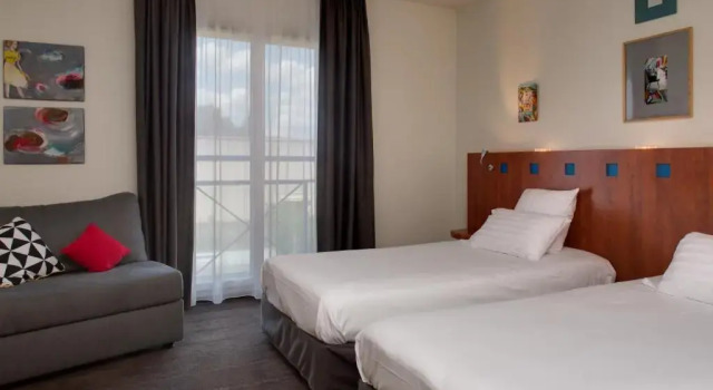 Четырёхместный номер Executive The Originals Boutique, Hôtel Le Pariou, Issoire