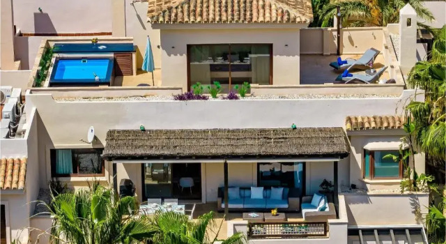 300 SQM Penthouse · Private Swimming pool · BBQ · WiFi, Забронировать Отель Отели Марбелья с парковкой, рядом с Casino Marbella, Парковка