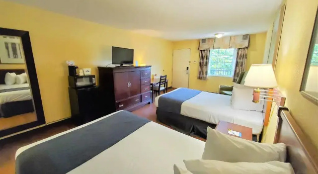 Четырёхместный номер Standard Days Inn Towson