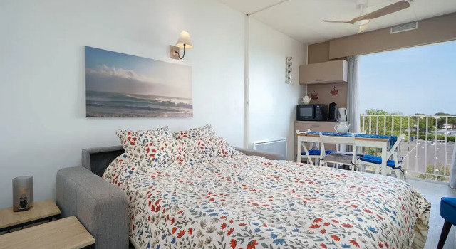 Four-person Retreat Near the Beach