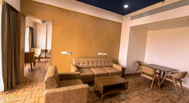 Ramada by Wyndham Ahmedabad Narendra Modi Stadium Motera, Rezervovat Hotel Hotely v Gujarat s parkováním, Parkování