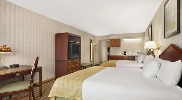 Четырёхместный номер Standard Ramada by Wyndham Saginaw Hotel & Suites