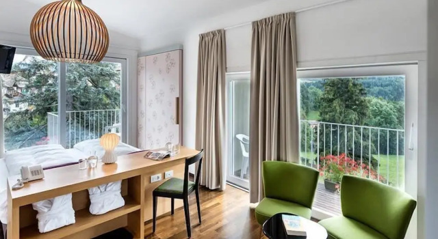 Полулюкс с балконом Azalea Park Hotel