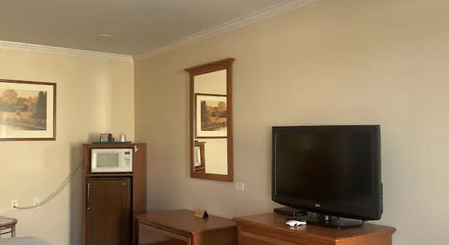 Четырёхместный номер Standard Howard Johnson by Wyndham Ridgecrest, CA
