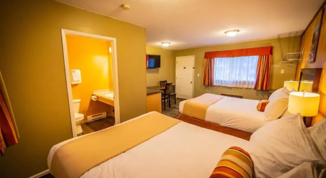 Четырёхместный номер Deluxe Alpine Inn & Suites