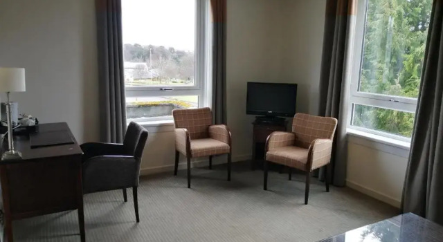 Полулюкс Eight Acres Hotel