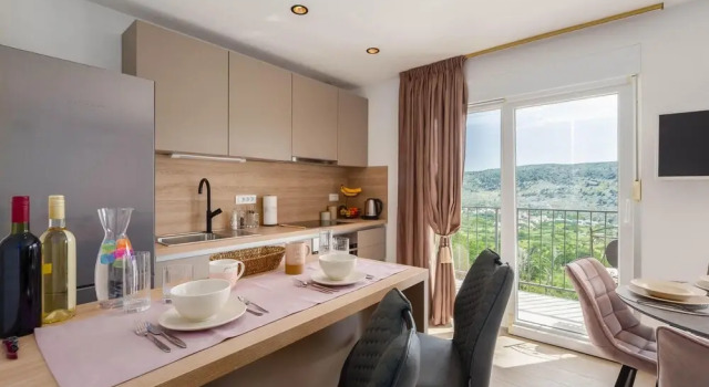 Stunning Home in Srinjine With 3 Bedrooms, Wifi and Outdoor Swimming Pool, Book Hotel Hoteller i Srinjine med pool, Swimmingpool