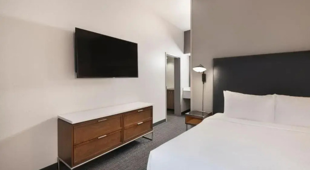 Двухместный люкс c 1 комнатой с балконом и с видом на внутренний двор Courtyard by Marriott Burlington