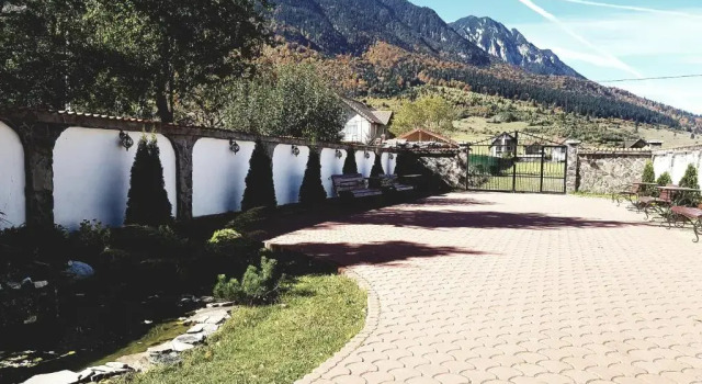 Pensiunea Casa Zarnesteana, Rezerwuj Hotel Hotele w Prahova Valley z parkingiem, Parking