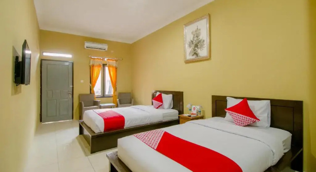 RedDoorz near Pantai Karang Hawu Pelabuhan Ratu, Book Hotel Cikakak West Java